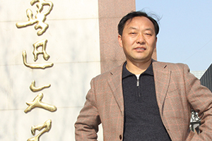 中短篇小說獎：《馬嘶》作者：呂翼（彝族）         獲獎感言　　我寫動物之痛，寫人物之苦，寫時代之變，寫民族之間的碰撞、糾結、交流與融合，寫世道人心的起落、輾轉與澀重，力圖表達一個底層負重者對世界的張望。其間既有個人的恩怨情仇，又有著更多的家國情懷。這世間甜比苦多，美比丑多，愛比痛多……