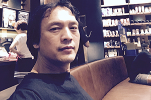 中短篇小說獎：《人間消息》作者：李約熱（壯族）         獲獎感言　　自2003年以“李約熱”為筆名發表作品以來，已經過去17個年頭。17年來，在祖國南疆、美麗神奇的八桂大地上，有很多動人的故事吸引著我。我寫作的靈感，來自我曾經生活、工作過的鄉村，生活在那里的人們，他們的生存狀態、他們的喜怒哀樂、他們的所思所想、他們對美好生活的追求，給我提供了豐富的寫作素材……