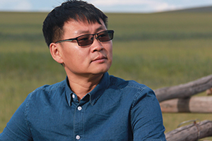 中短篇小說獎：《騎馬周游世界》作者：海勒根那（蒙古族）         獲獎感言　　在我看來，短篇小說就像一條條布滿霧氣的纖細支流，讀者自己會撥開層層云霧，見到它們蜿蜒爬行的樣子。而前方它們即將一泄而入的那條大河，會帶給你忽然的寬廣與源遠流長。所以我愿意用溪水般純凈的語言和九曲回腸的意境，努力涌向寬闊的河流，直到接近夢中的大海。那是文學的大海，春暖花開的大?！?/></a></dt>
      <dd><a href=