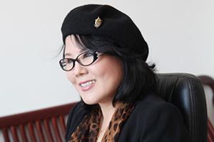 長篇小說獎：《舞動的木偶》（朝鮮文）作者：許連順（朝鮮族）         獲獎感言　　對我而言，寫作與其說是一種職業，毋寧說是旨在燃燒生命的一種手段。在為自己的文學局限性而感到無為無助時，我曾感到不亞于死亡的絕望?？墒?，這種絕望又逼迫我重新拿起筆來。小說教會了我戰勝絕望的方法。只有在寫小說的時候，我才會真真切切地感到我是活著的。寫小說，就是同小說中的人物一同體驗人生……