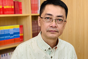 長篇小說獎：《駐村筆記》作者：紅日（瑤族）         獲獎感言　　腳上沾有多少泥土，心中就積淀多少故事。兩年駐村激發了我書寫《駐村筆記》的創作靈感，豐富了我的創作素材，拓寬了創作視野，拉近了與人民群眾的感情，思想上得到了洗禮，藝術上得到了提高……