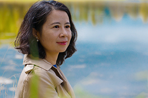 詩歌獎：《無數燈火選中的夜》作者：馮娜(白族)         獲獎感言　　對于個人而言，寫作更多時候是對自我的教育；它包含著對自己認知方式的塑造、對自我天賦和創造力的挖掘、對自身盲從和偏見的糾正，以及對自我完成的一種要求?！稛o數燈火選中的夜》一書就是階段性地呈現了我——一個少數民族的后裔，在邊地與城市、少數與多數、辨認和懷疑之間，在如何鍛造自己的心靈風貌……