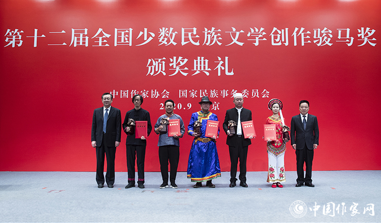 國家民委副主任郭衛平、中國作協書記處書記胡邦勝為詩歌獎獲獎者頒獎