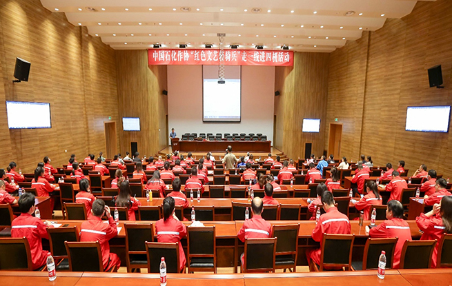 石化作協“紅色文藝輕騎兵”志愿者走進石化機械四機公司