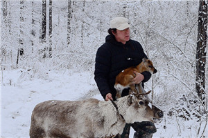 小說：獲獎作品《馴鹿六季》作者：格日勒其木格·黑鶴         獲獎感言　　人們向往荒野，努力回歸自然。這種向往并非僅僅是因為荒野地域上的遼闊，那些進入荒野的人驚訝地發現，其實人類的一部分一直生活在荒野中，并未進入城市。外來的人們第一次意識到世界上竟然存在這樣一種生活方式，人類可以在不改變自然環境的前提下與周圍的環境和其他的生命和諧共處。