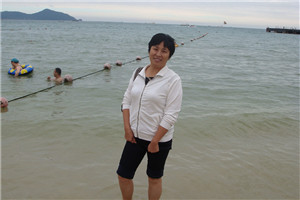 小說：獲獎作品《上學謠》作者：胡永紅         獲獎感言　　《上學謠》是我的第二部作品，故事來源于真實的新聞事件，水仙阿嬤的原型是懷集下帥壯族自治鄉廖月明婆婆、火龍的原型是廖婆婆的孫子蒙偉。小說講述了壯鄉少年火龍幼年失去雙親，與奶奶水仙阿嬤相依為命，艱難求生，幸而獲政府資助得以完成學業，并最終反哺故鄉的故事。