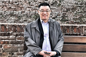 小說：獲獎作品《有鴿子的夏天》作者：劉海棲          獲獎感言　　我見證和經歷了整個新時期中國童書和兒童文學的發展，經過幾代人不懈的努力，一步步走到今天，我由衷地為兒童文學的繁榮而振奮，為親身參與其中而自豪。這是一個美妙的行程，前輩和同輩作家的光芒在前面引導著我，年輕作家像風一樣在后面驅動著我，編輯的目光又溫暖和呵護著我。