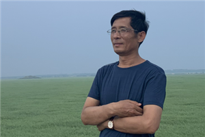 小說：獲獎作品《陳土豆的紅燈籠》作者：謝華良          獲獎感言　　我的文學創作，一直沒有離開家鄉，沒有離開家鄉那片土地。多年以來，我始終想寫一個鄉村好男孩，他的模樣、性格和身世都與土豆相像。這個男孩與我的童年有關，與家鄉那片土地上的世道人心有關，與當下少年兒童的成長有關……當我把“土豆”這個名字送給他，他馬上還我一個“偷著樂”的表情。