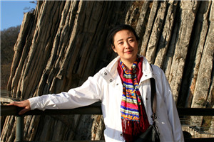 詩歌：獲獎作品《我和毛毛》作者：藍藍         獲獎感言　　時間是人類的悲傷之源，復活逝去的時間，大概是所有人的夢想。在一個年過半百之人身上，復活一個曾經的孩子，那樣的時刻，就是寫童詩和童話的時刻。我深深知道，復原童年記憶并非是回到時間的河流之中，沒有人能做到這樣的事情——而是用灼熱的心解凍那些被遺忘冰封的瞬間，將它們變成一個個節日，變成讓時間消失的存在，沒有過去和未來，只有無限的此刻與現在。