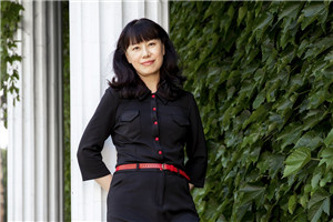 童話：獲獎作品《慢小孩》作者：遲慧         獲獎感言　　我的童話創作是兒子鐵蛋開啟的，第一部童話作品是我們親子互動的結果。我在完全不知情、毫無準備的情形下走上了兒童文學創作的道路。童話闖進了我的生活，它讓我看到了不一樣的人生風景，我像個好奇的孩子，打量著新風景。有時候會有這樣的感覺：這些作品不是由我創作，而是在途中等待與我相遇，我就是這樣與慢小孩相遇的。我們的相遇并非偶然，因為我就是曾經的慢小孩。