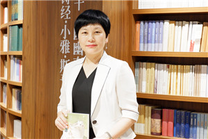 童話：獲獎作品《南村傳奇》作者：湯素蘭         獲獎感言　　這部作品由四個看似獨立，實則緊密相聯的故事組成。這四個故事分別是“舍身石”“少年與蟒蛇”“狐貍女婿”“丁婆婆”。這些故事是逐漸來到我的腦子里的。一些微小的種子，在多年前無意之間種下，多年以后，變成了靈感的火花。我想這就是寫作的迷人之處，也是寫作的神奇之處。