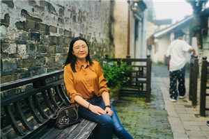 青年作者短篇佳作獎：獲獎作品《坐在石階上嘆氣的怪小孩》作者：徐瑾         獲獎感言　　我小時候很容易覺得委屈，上一刻還在快樂地追雞抓魚，下一刻又托著下巴唉聲嘆氣起來，被外人瞧見，多少覺得我有點“怪”，好事者還會指導一番，“你個小丫頭老嘆什么氣？小孩子要活潑點?！泵康竭@時候，我心里那些哼哼唧唧小人們，立刻會叉腰哇哇大合唱，“憑什么小孩子就不能有嘆氣，憑什么！”