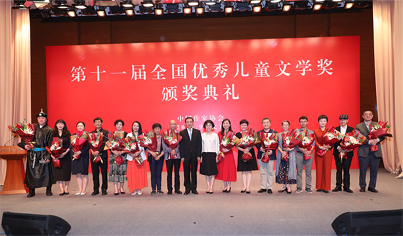 鐵凝、張宏森與獲獎作家合影