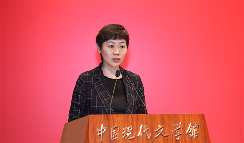 評委崔昕平宣讀獲獎詩歌、幼兒文學作品授獎辭