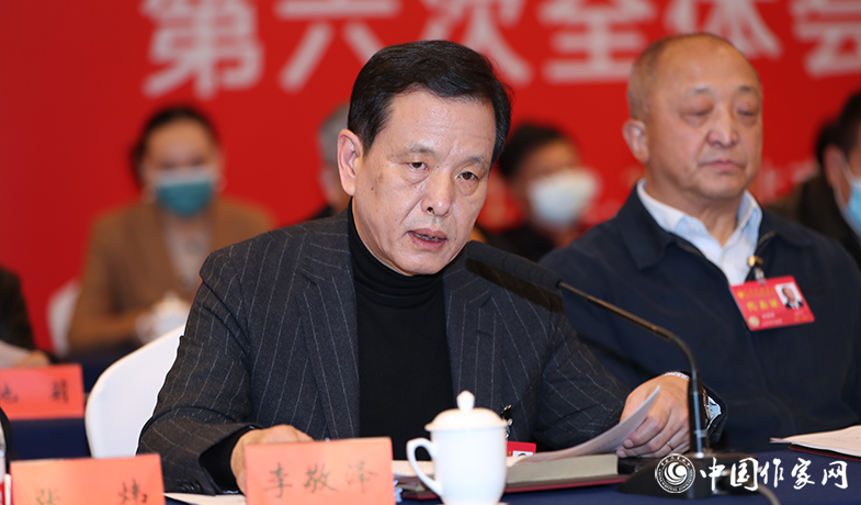 12月12日，中國作家協會第九屆全國委員會第六次全體會議在京舉行,中國作協副主席李敬澤宣讀會議文件