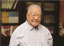 【徐懷中】	汪守德丨《以一顆真正的文學之心寫作》；	董夏青青丨《<牽風記>：“回返未來”的美學呼喚》。