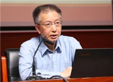 陳曉明：“紅色寫作”的藝術性思考　　小說在藝術上最顯著的特點是情節處理上的緊張性與緊湊性，這種諜戰敘事的寫作并非易事。[詳細]