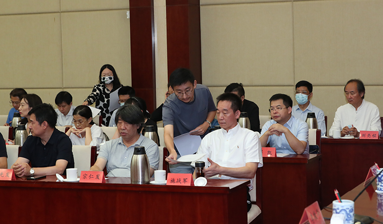 工作人員分發選票