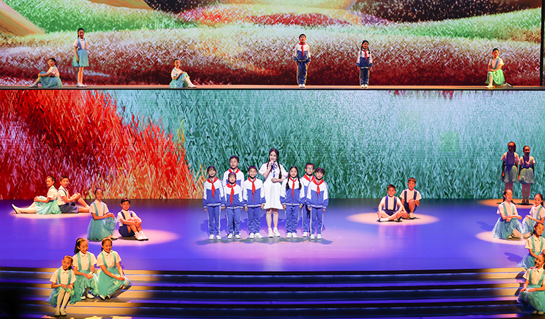 婁藝瀟、劉旖惟、李牧陽表演《大山里的小詩人》