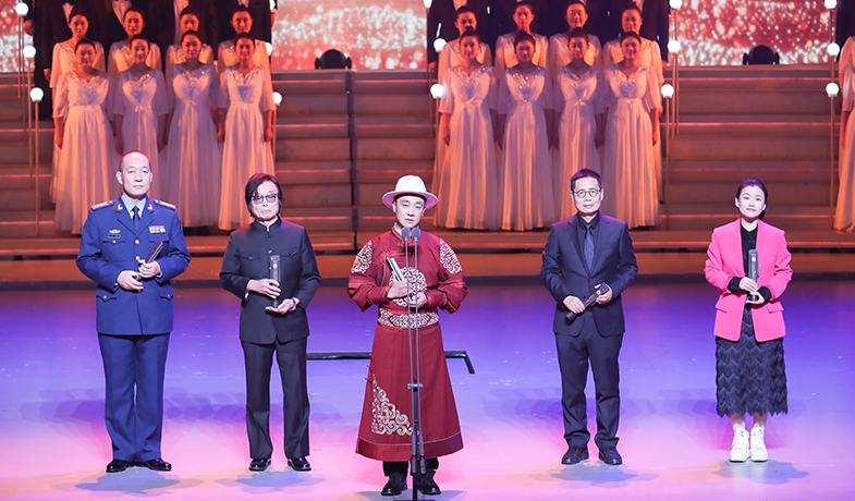 王凱、王松、索南才讓、艾偉、葛亮（季亞婭代領）（從左至右）領取中篇小說獎