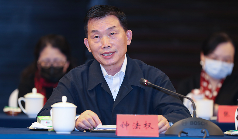 獲獎作家代表鐘法權在會上發言