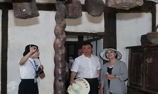 鐵凝、張宏森參觀周立波故居