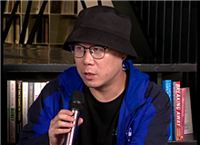 石一楓：“兵行險招”的小說　　笛安以前的小說，“我”經常是個女孩，而這部小說雖然寫得很順，但是有其“兵行險招”之處。[詳細]