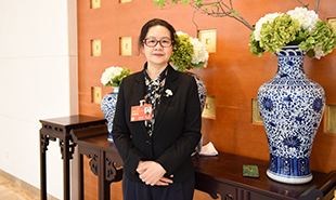 全國人大代表、重慶作協主席冉冉　