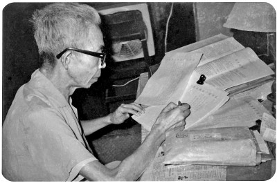 1982年8月，蕭殷給業余作者回信。