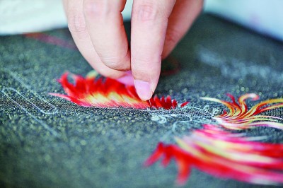 張雪的蘇繡團扇“鳳凰于飛”。圖片為受訪者提供