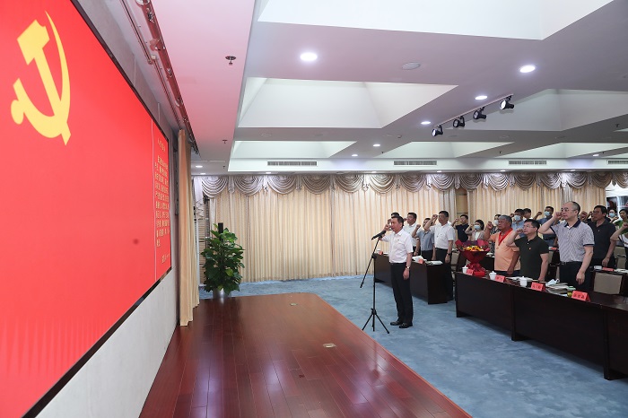 全體與會黨員在張宏森同志帶領下，面向黨旗，重溫入黨誓詞