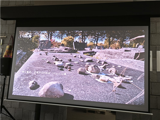 1970年4月19日到20日的夜里，策蘭自投塞納河。他的遺體直到5月1日才在下游被找到。如今，策蘭與妻子吉賽爾一同葬在巴黎郊區的啼哀公墓，身邊躺著他們早夭的長子佛朗索瓦，墓碑上擺滿了祭奠者遺贈的小石頭，這是猶太人的一個習俗，他們去拜祭死者時不放鮮花、蔬果一類易腐的東西，而會選擇堅固持久的石頭。