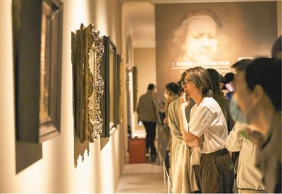 　觀眾在“今夜無眠·上博十二時辰藝術嘉年華”活動上參觀展覽  　　袁歡歡攝（人民圖片）