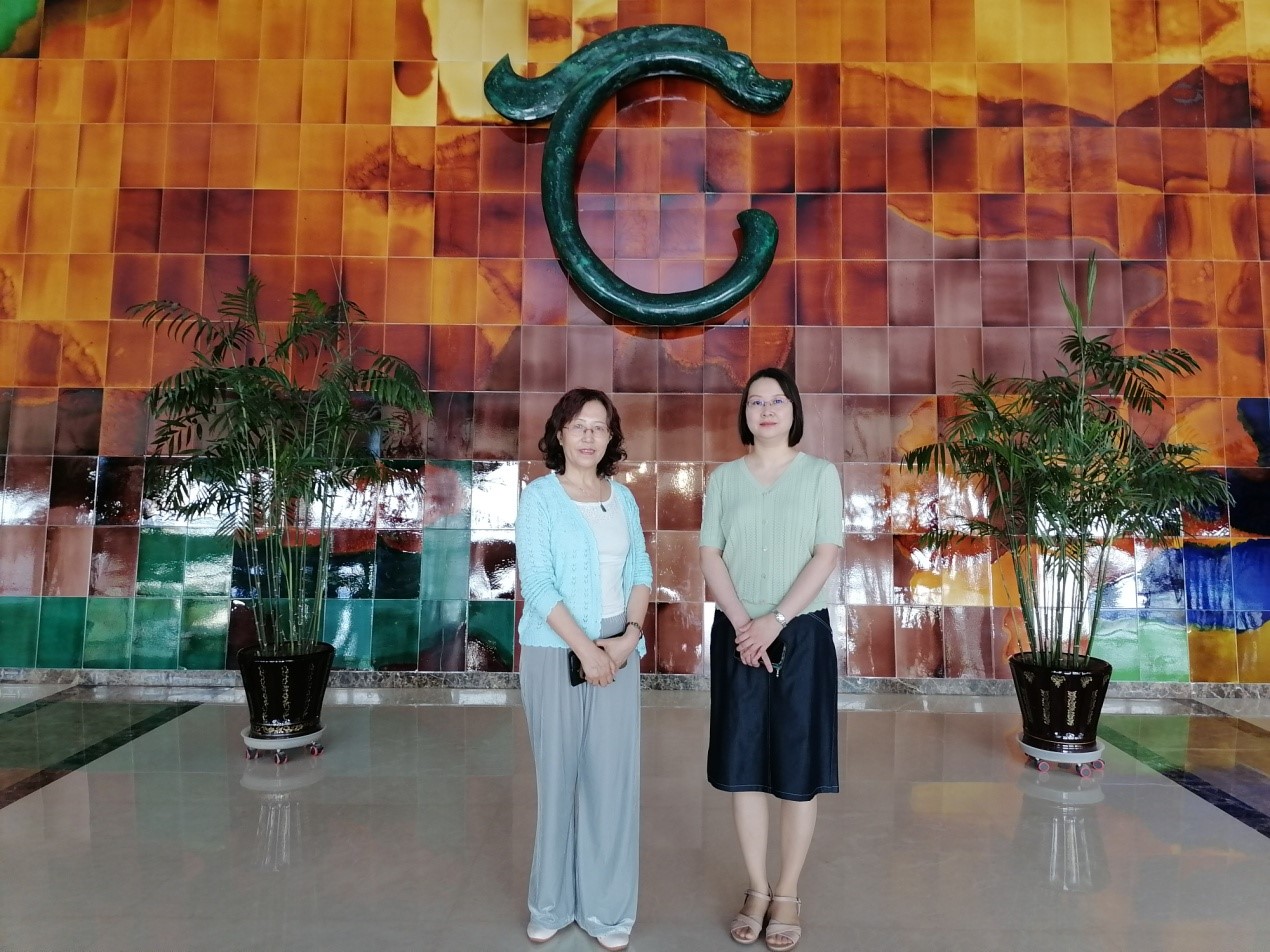 作家李文宏(左)與赤峰市博物院副院長秦博