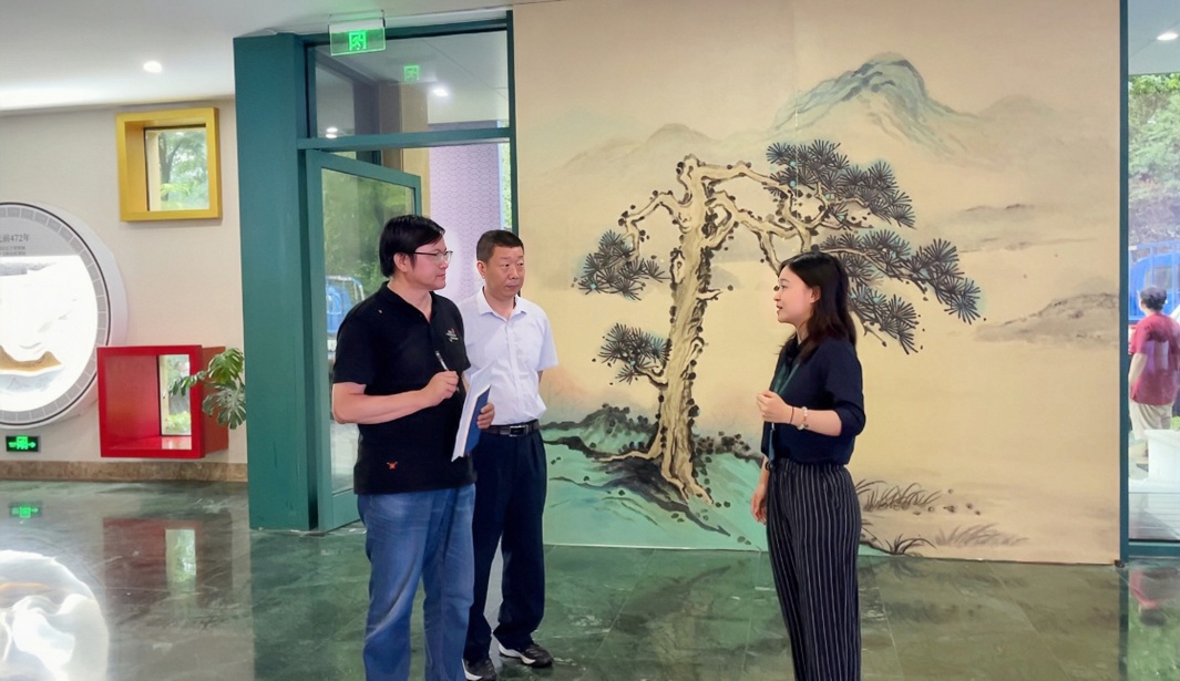 “中國一日”大型文學實踐活動走進南京“世界文學客廳”。（左起：作家曹峰峻、省作協聯絡部潘劍、文學客廳專職文史宣傳員萬梓葉）