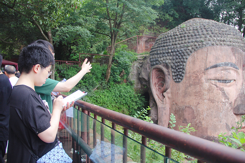 采訪期間，李詠瑾通過實地考察、現場采訪等形式，近距離領略了樂山大佛歷經1300年依舊屹立巍峨壯觀。