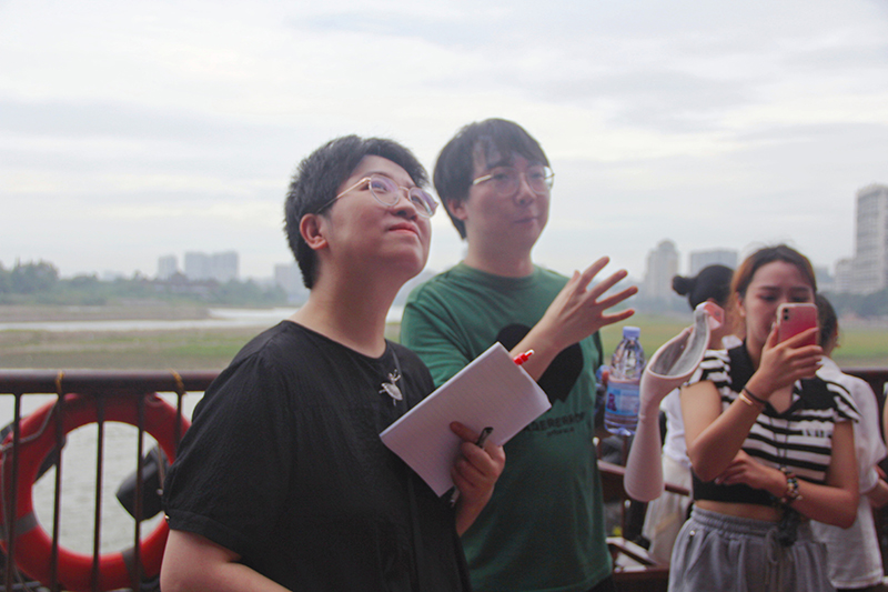 李詠瑾詳細了解了樂山大佛歷時90余年開鑿修建的歷史和新時代樂山大佛保護傳承利用相關工作開展情況。