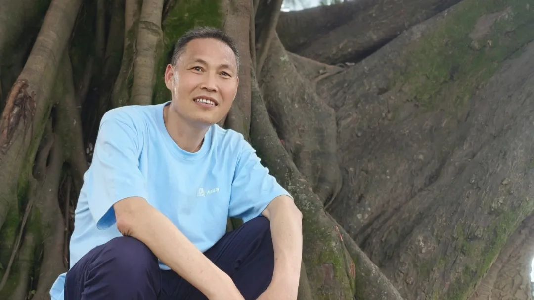 陳年喜，生于一九七〇年，陜西省丹鳳縣人。高中畢業后曾從事礦山爆破工作十六年，期間堅持在空炸藥箱上、在巖石上、在床鋪上記錄驚心動魄的井下人生。二〇一五年因頸椎受損離開爆破崗位，后在貴州旅游公司從事文案工作，又到北京皮村的工友之家做義工。二〇二〇年因確診患塵肺病，離職回鄉休養。已出版《微塵》《炸裂志》《活著就是沖天一喊》等著作，獲第一屆桂冠工人詩人獎，入選《南方人物周刊》“2021魅力人物·100張中國臉”評選。