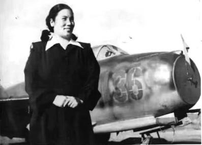 常香玉在她捐贈的飛機前留影 資料圖片