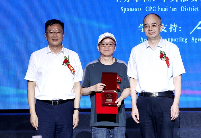 中國作家協會黨組成員、副主席、書記處書記吳義勤，中共淮安市委常委、宣傳部部長李森為葉舟頒獎