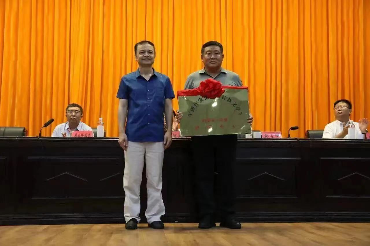 石一寧向奈曼創閱中心授牌