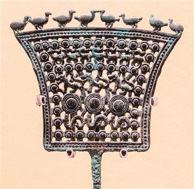 　戰國動物紋銅牌飾，茂縣羌族博物館藏。