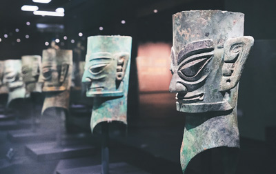 　三星堆博物館新館“巍然王都”展區陳列的青銅人頭像。  　　三星堆博物館供圖