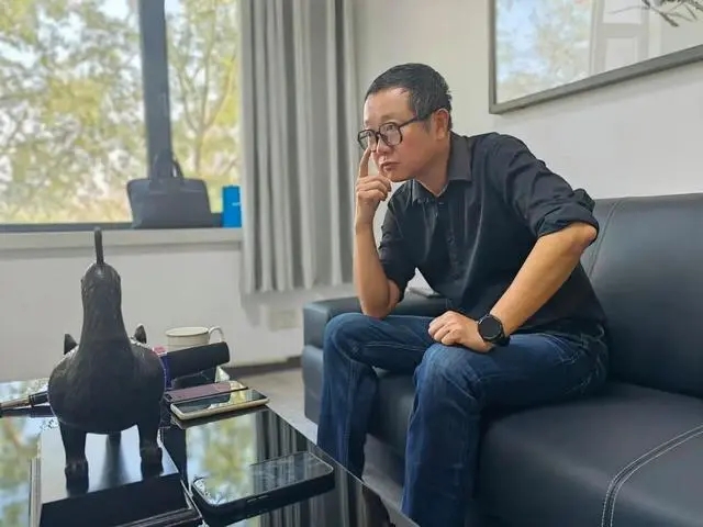 劉慈欣在陽泉接受記者采訪。新華社記者 孫亮全 攝