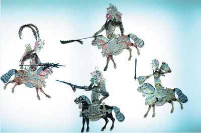 　望奎皮影劇團藝人親手制作的皮影。