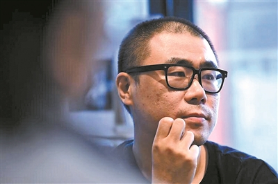 石一楓，1979年生于北京，1998年考入北京大學中文系，文學碩士。著有長篇小說《漂洋過海來送你》《入魂槍》《心靈外史》《借命而生》等，小說集《世間已無陳金芳》《特別能戰斗》等。曾獲魯迅文學獎、馮牧文學獎、十月文學獎、百花文學獎、《小說選刊》年度獎·中篇小說獎等，作品入選年度“中國好書”、中國小說學會年度好小說榜單等。