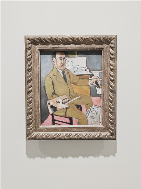 馬蒂斯油畫自畫像。這幅自畫像反映了馬蒂斯當時的心境。他手拿畫筆和調色盤，調色盤上有一塊明顯的黑色顏料。他的旅行箱放在畫架下面，似乎暗示著旅行的狀態。這位初到尼斯的藝術家臉上嚴肅的神情透露出一絲不確定性。馬蒂斯借助尼斯旅館房中衣柜鏡子的反射來創作肖像，因此畫中的他是左撇子，實際上他慣用右手，或許這也是他發現自己另一面的一種方式。