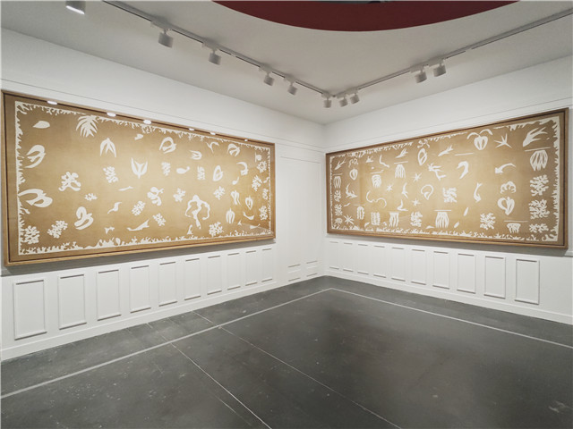 布面絲網印刷畫《大洋洲，海洋》和《大洋洲，天空》。1946年，此時距馬蒂斯的塔希提之旅已經過去15年之久。當他在位于巴黎的工作室里開始用大頭針把飛鳥、游魚和白色海草的剪紙釘在淺米色墻面上，深埋的記憶以異常生動的面貌復活了。隨著馬蒂斯不斷調整剪紙的位置，塔希提之旅所獲得的感官體驗逐漸充盈了房間，最終化身為《大洋洲，天空》和《大洋洲，海洋》這組作品。