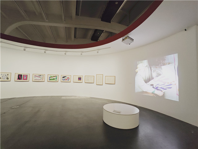 展廳中循環播放馬蒂斯工作時的紀錄影像