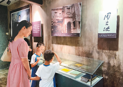 自開放以來，周立波故居紀念館年均接待游客超過40萬人次。圖為游客在展廳內觀看陳列的周立波文學作品。